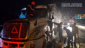 Cháy xe đầu kéo chở rau trên cao tốc Nội Bài – Lào Cai