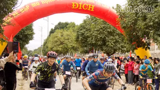 Tưng bừng khai mạc Giải đua xe đạp mở rộng Cup đền Thượng năm 2024