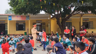 Gần 300 giáo viên, học sinh được tuyên truyền, phổ biến pháp luật về an toàn giao thông đường sắt