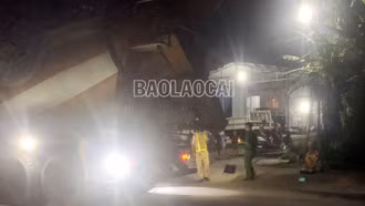 Va chạm với xe bồn chở bê tông, thanh niên đi mô tô nhập viện cấp cứu