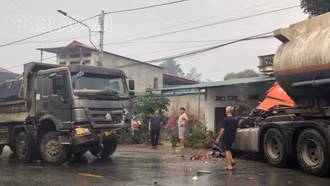 Va chạm giao thông khiến 2 xe tải hỏng nặng