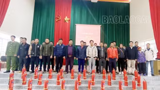 Bát Xát: 3 xã đầu tiên có 100% hộ gia đình trang bị bình chữa cháy 