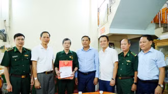 Phó Bí thư Tỉnh ủy Hoàng Giang tặng quà người có công với cách mạng tại huyện Mường Khương