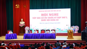 Đồng chí Trần Cẩm Tú, Ủy viên Bộ Chính trị, Bí thư Trung ương Đảng, Chủ nhiệm UBKT Trung ương và Đoàn đại biểu Quốc hội tỉnh Lào Cai tiếp xúc cử tri tại huyện Bảo Yên