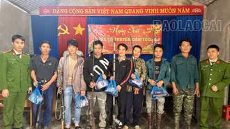 Công an huyện Bát Xát vận động Nhân dân giao nộp 643 khẩu súng các loại