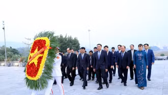 Đoàn đại biểu tỉnh dâng hương tưởng nhớ Chủ tịch Hồ Chí Minh và các anh hùng liệt sĩ nhân dịp tết Nguyên đán Giáp Thìn 