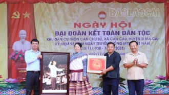 Bí thư Tỉnh ủy Đặng Xuân Phong dự Ngày hội Đại đoàn kết toàn dân tộc tại xã Cán Cấu