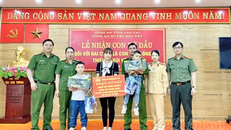 Công an huyện Bát Xát nhận đỡ đầu hai con của cán bộ công an xã hy sinh trong khi thực hiện nhiệm vụ