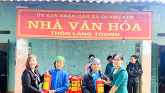  Xã Quang Kim: Cán bộ, đảng viên góp kinh phí mua bình chữa cháy tặng 60 hộ nghèo. 