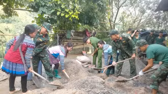 Bộ đội hành quân dã ngoại làm công tác dân vận tại huyện Bát Xát và Bắc Hà
