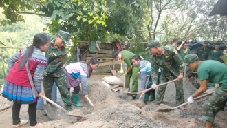 Bộ đội hành quân dã ngoại làm công tác dân vận tại huyện Bát Xát và Bắc Hà