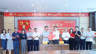 Huyện ủy Văn Bàn và Báo Lào Cai ký kết chương trình hợp tác truyền thông