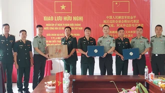 Giao lưu hữu nghị biên phòng trên tuyến biên giới Bát Xát
