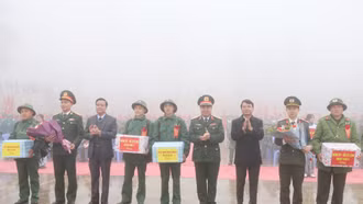 Đồng chí Bí thư Tỉnh ủy Đặng Xuân Phong và Trung tướng Phạm Đức Duyên, Chính ủy Quân khu 2 dự Lễ giao, nhận quân tại thị xã Sa Pa