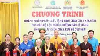 Gần 90 hộ khó khăn của thị trấn Phố Lu được tặng bình cứu hỏa