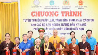 Gần 90 hộ khó khăn của thị trấn Phố Lu được tặng bình cứu hỏa