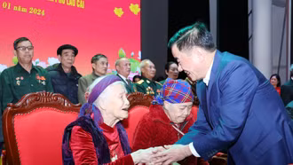 Đồng chí Trần Cẩm Tú thăm, tặng quà tết tại thành phố Lào Cai