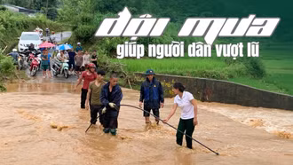 Đội mưa giúp người dân vượt lũ