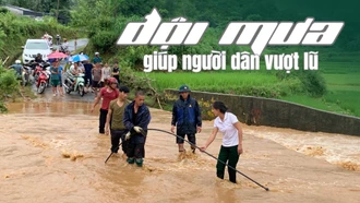 Đội mưa giúp người dân vượt lũ