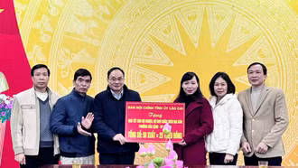 Trưởng Ban Nội chính Tỉnh ủy tặng quà tết tại phường Bắc Lệnh