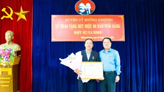 178 đảng viên được tặng, truy tặng Huy hiệu Đảng