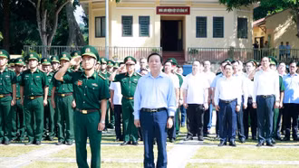 Phó Thủ tướng Chính phủ Trần Hồng Hà dự Lễ chào cờ tại Cột cờ Lũng Pô