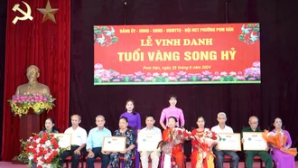 Phường Pom Hán vinh danh 51 cặp đôi "Tuổi vàng song hỷ"