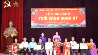 Phường Pom Hán vinh danh 51 cặp đôi "Tuổi vàng song hỷ"