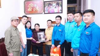 Trao tặng ảnh phục dựng chân dung liệt sĩ 