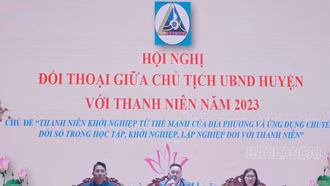 Chủ tịch UBND huyện Bát Xát đối thoại với thanh niên địa phương