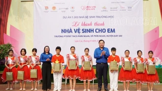 Khánh thành công trình “Nhà vệ sinh cho em” tại Trường PTDT bán trú THCS xã Phìn Ngan