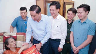 Phó Bí thư Tỉnh ủy Hoàng Giang thăm, tặng quà gia đình chính sách người có công tại huyện Bảo Yên