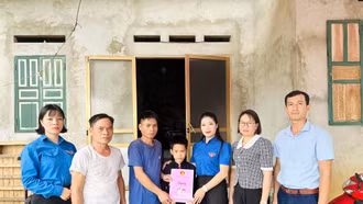 Thăm, tặng quà các gia đình bị ảnh hưởng do mưa lũ tại Tả Phời và Hợp Thành