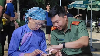 Đi từng ngõ, gõ từng nhà, hướng dẫn từng người dân “phủ xanh” tài khoản định danh điện tử