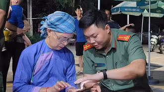 Đi từng ngõ, gõ từng nhà, hướng dẫn từng người dân “phủ xanh” tài khoản định danh điện tử