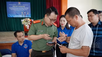 Ngày thứ Bảy ra quân tình nguyện hỗ trợ chuyển đối số và giải quyết thủ tục hành chính cho người dân