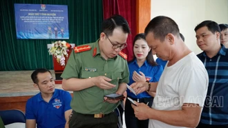 Ngày thứ Bảy ra quân tình nguyện hỗ trợ chuyển đối số và giải quyết thủ tục hành chính cho người dân