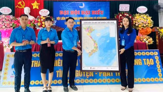 Bát Xát: Tặng hơn 100 bản đồ Việt Nam hưởng ứng Cuộc vận động “Tự hào một dải non sông".