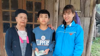 Văn Bàn: Thêm 24 em nuôi của Đoàn được hỗ trợ