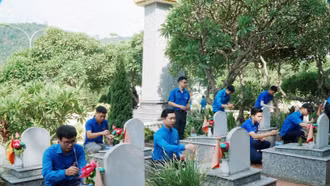 Dâng hương, tri ân các anh hùng liệt sĩ và ra quân Chiến dịch Kỳ nghỉ hồng năm 2023