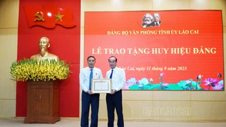 Đồng chí Hoàng Giang, Phó Bí thư Tỉnh ủy nhận Huy hiệu 30 năm tuổi Đảng