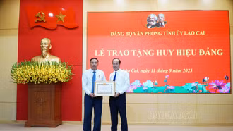 Đồng chí Hoàng Giang, Phó Bí thư Tỉnh ủy nhận Huy hiệu 30 năm tuổi Đảng