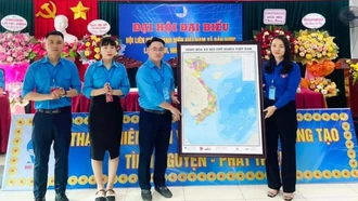 Bát Xát: Tặng hơn 100 bản đồ Việt Nam hưởng ứng Cuộc vận động “Tự hào một dải non sông".