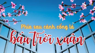 Phía sau cánh cổng là bầu trời xuân