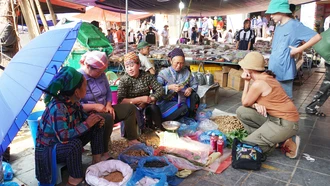 Lên Bắc Hà - cùng du khách khám phá sắc màu chợ phiên