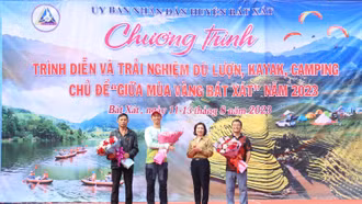 Khai mạc hoạt động trải nghiệm dù lượn, kayak, camping “Bay giữa mùa vàng Bát Xát” năm 2023