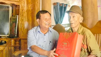 Phó Chủ tịch UBND tỉnh Nguyễn Trọng Hài tặng quà gia đình chính sách, người có công tại Bảo Yên