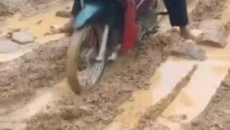 Gập ghềnh đường vào thôn Cầu Xum, xã Vạn Hòa