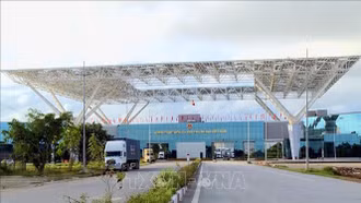 Hoạt động xuất - nhập cảnh tại cửa khẩu Móng Cái được khôi phục