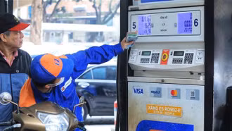 Xăng giảm giá mạnh, có loại giảm gần 1.000 đồng/lít